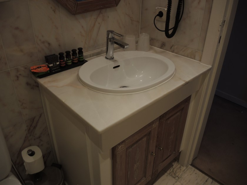 Bathroom Sink Superior Room - Manos Stéphanie Hôtel