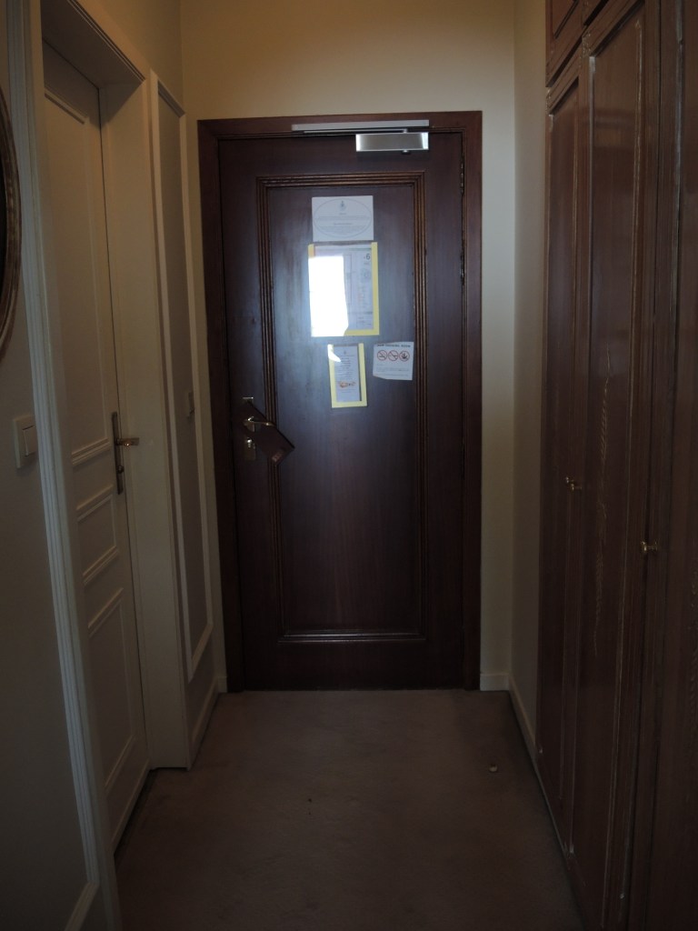 Doorway Superior Room - Manos Stéphanie Hôtel