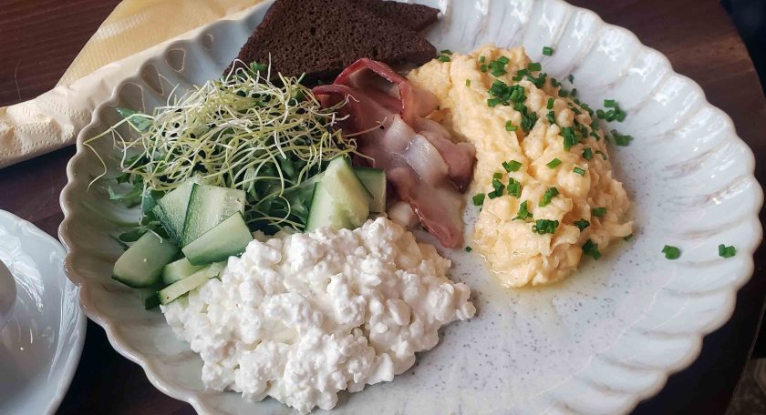 fluffy scrambled eggs, glistening with butter; salty, crisp bacon that smelled like pure comfort; a generous scoop of creamy cottage cheese; and cool, crunchy cucumber slices, which offered a refreshing bite.